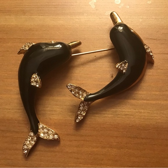 Kenneth J. Lane: Double Dolphin 3D stick pin/brooch gold tone black and gold. - Picture 2 of 9